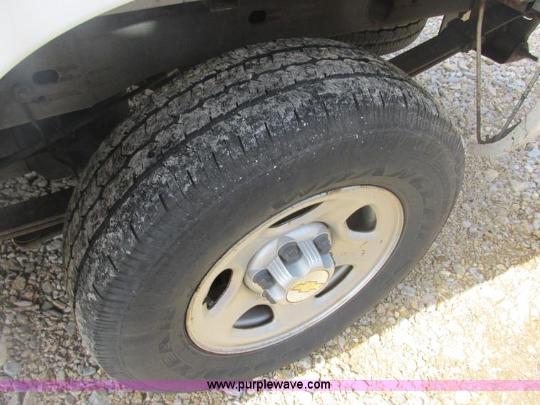 image for item E7125 2004 Chevrolet Silverado C1500 pickup truck