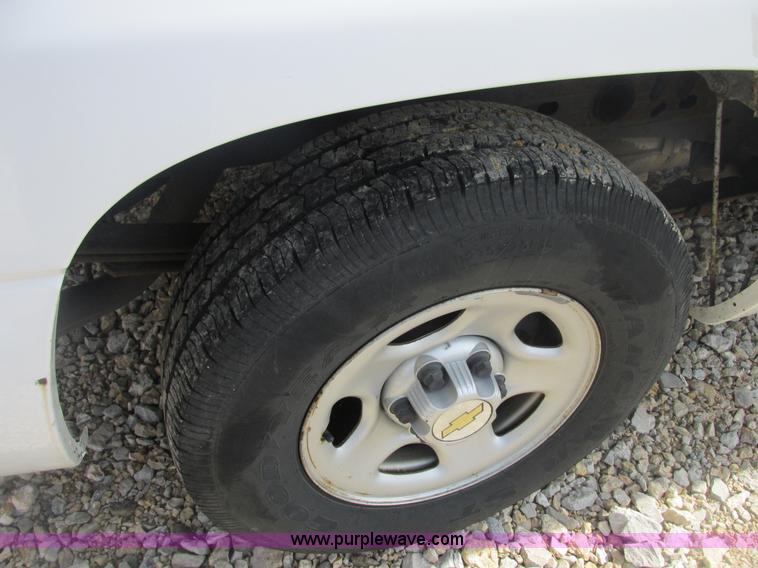 image for item E7125 2004 Chevrolet Silverado C1500 pickup truck