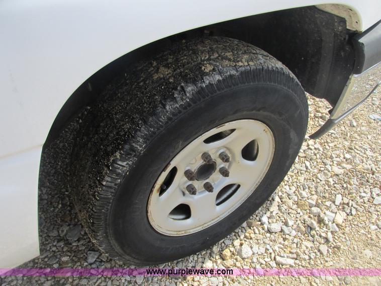 image for item E7125 2004 Chevrolet Silverado C1500 pickup truck