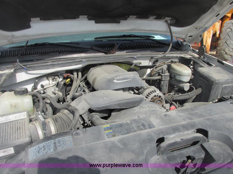 image for item E7125 2004 Chevrolet Silverado C1500 pickup truck