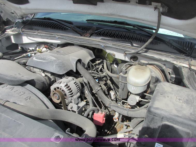 image for item E7125 2004 Chevrolet Silverado C1500 pickup truck