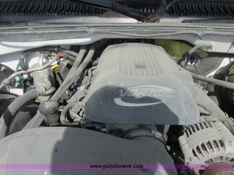 image for item E7125 2004 Chevrolet Silverado C1500 pickup truck