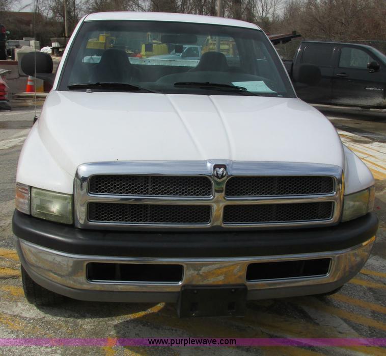 image for item E7127 2002 Dodge Ram 1500 pickup truck