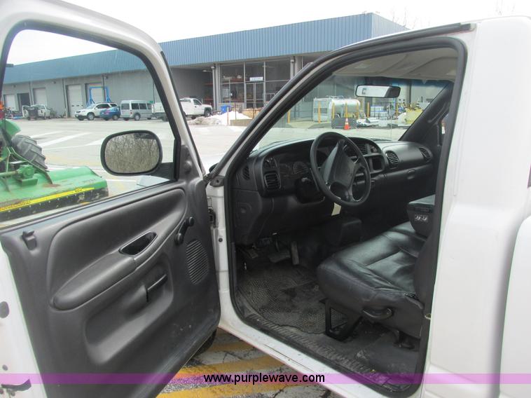 image for item E7127 2002 Dodge Ram 1500 pickup truck