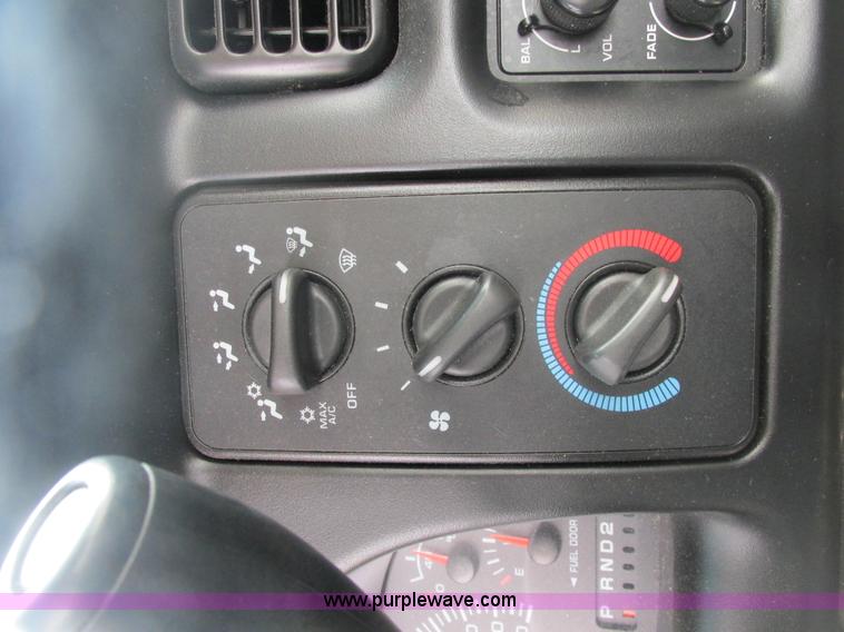 image for item E7127 2002 Dodge Ram 1500 pickup truck