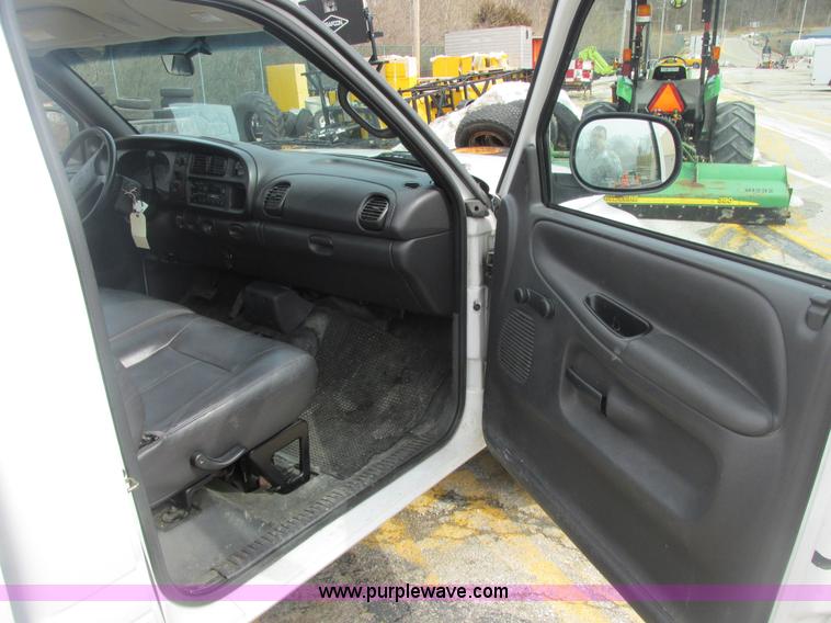 image for item E7127 2002 Dodge Ram 1500 pickup truck