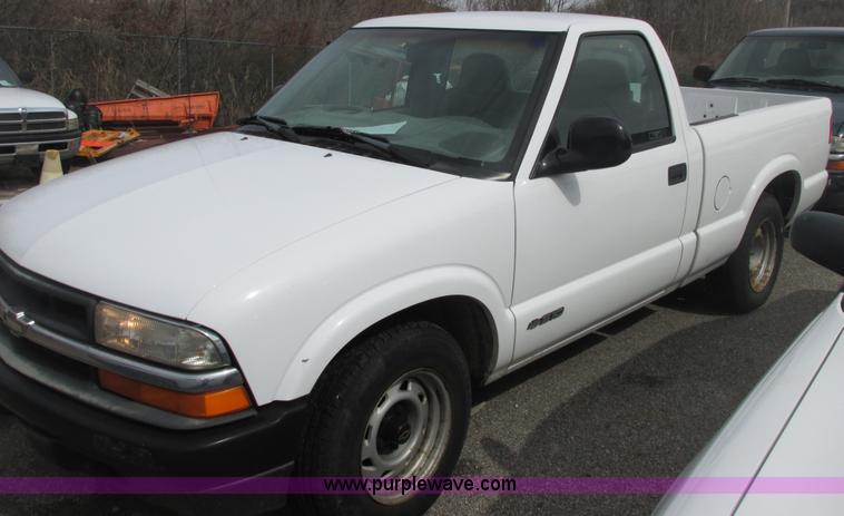 image for item E7128 1998 Chevrolet S10 pickup truck