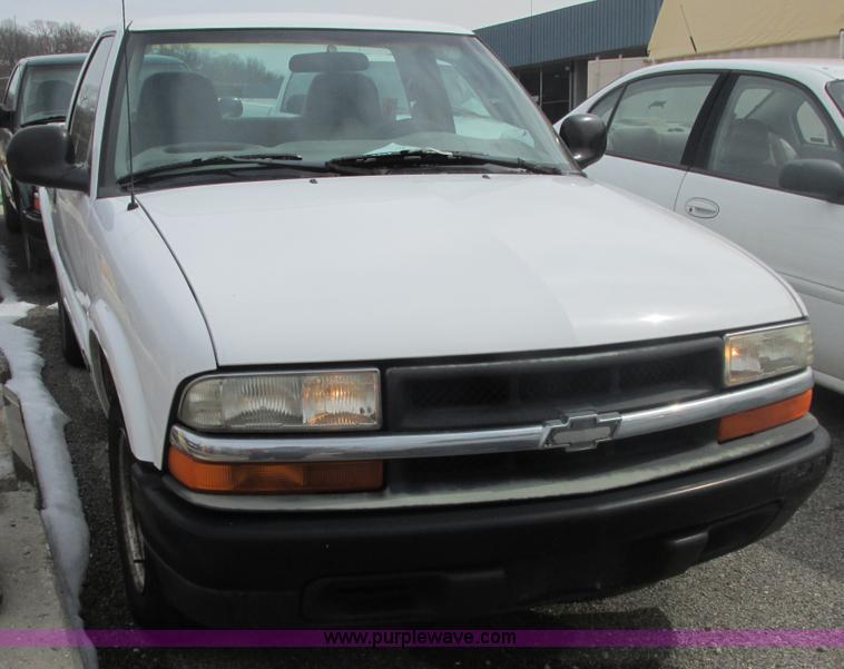 image for item E7128 1998 Chevrolet S10 pickup truck
