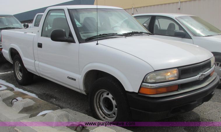 image for item E7128 1998 Chevrolet S10 pickup truck
