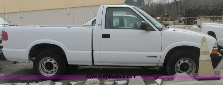 image for item E7128 1998 Chevrolet S10 pickup truck