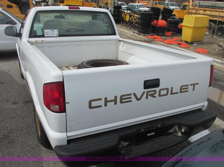 image for item E7128 1998 Chevrolet S10 pickup truck