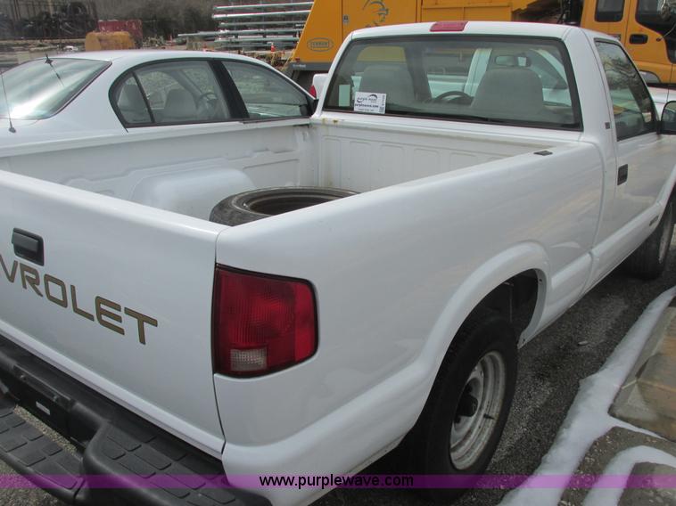 image for item E7128 1998 Chevrolet S10 pickup truck