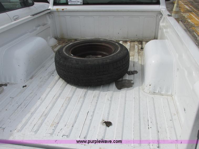 image for item E7128 1998 Chevrolet S10 pickup truck