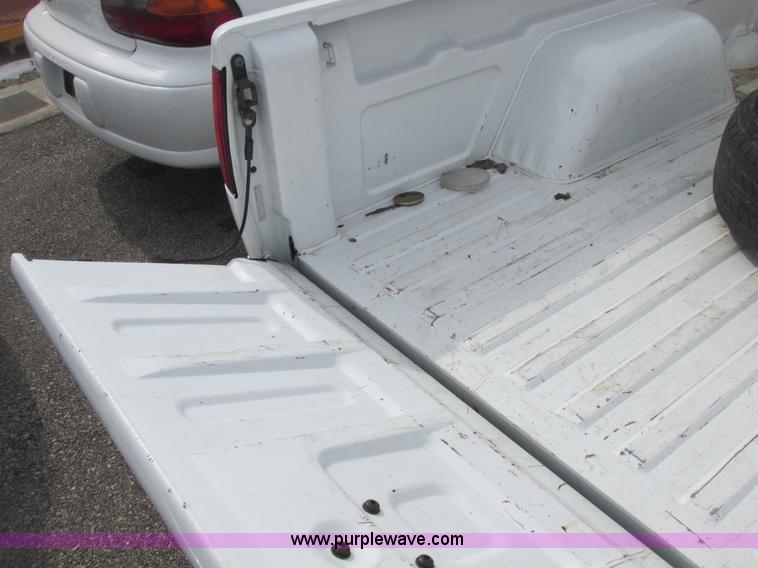 image for item E7128 1998 Chevrolet S10 pickup truck