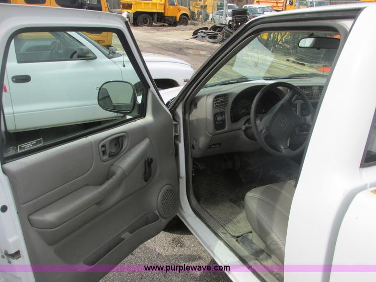 image for item E7128 1998 Chevrolet S10 pickup truck