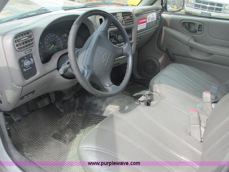 image for item E7128 1998 Chevrolet S10 pickup truck