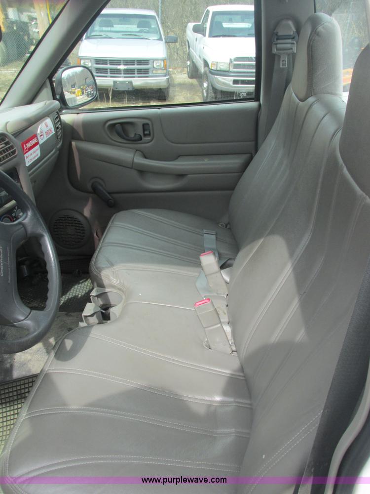 image for item E7128 1998 Chevrolet S10 pickup truck