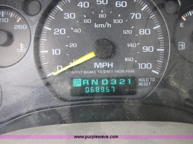 image for item E7128 1998 Chevrolet S10 pickup truck