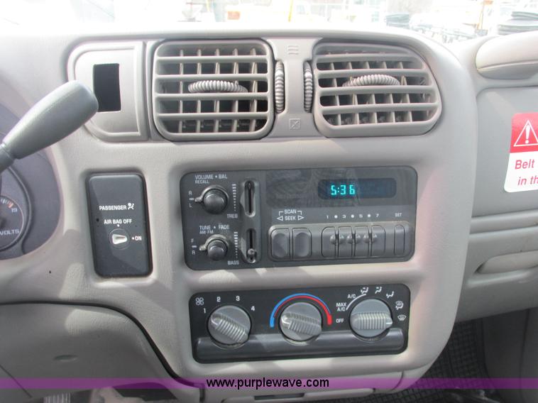 image for item E7128 1998 Chevrolet S10 pickup truck