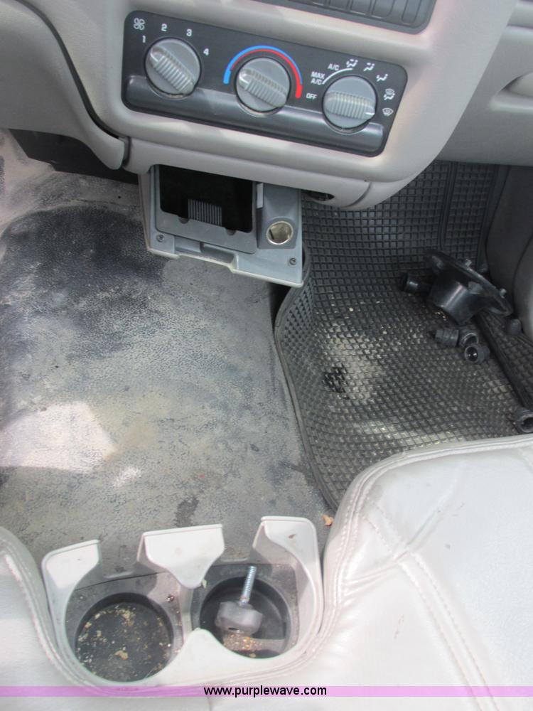 image for item E7128 1998 Chevrolet S10 pickup truck