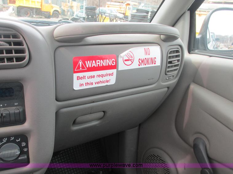 image for item E7128 1998 Chevrolet S10 pickup truck