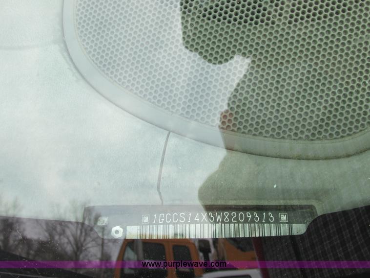 image for item E7128 1998 Chevrolet S10 pickup truck