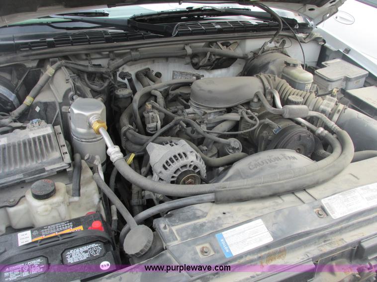 image for item E7128 1998 Chevrolet S10 pickup truck