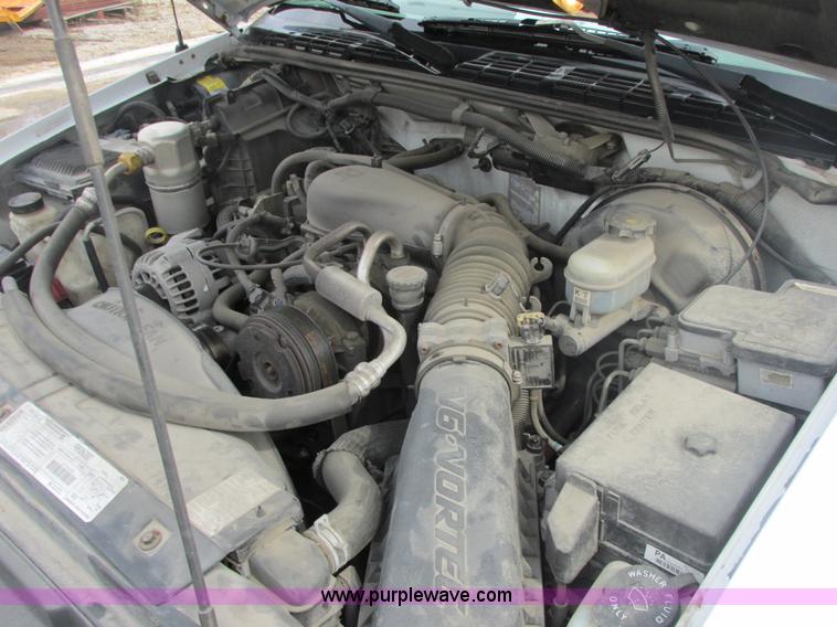 image for item E7128 1998 Chevrolet S10 pickup truck