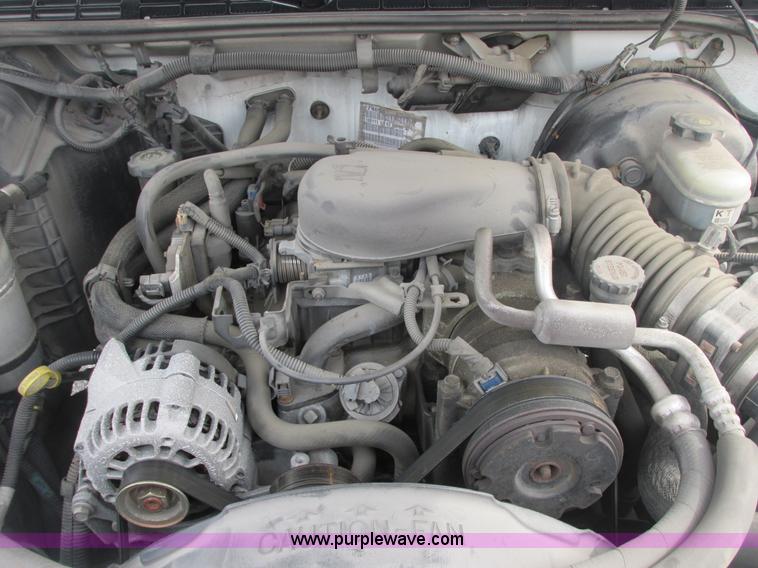 image for item E7128 1998 Chevrolet S10 pickup truck