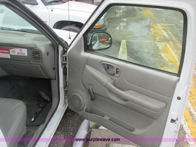 image for item E7128 1998 Chevrolet S10 pickup truck