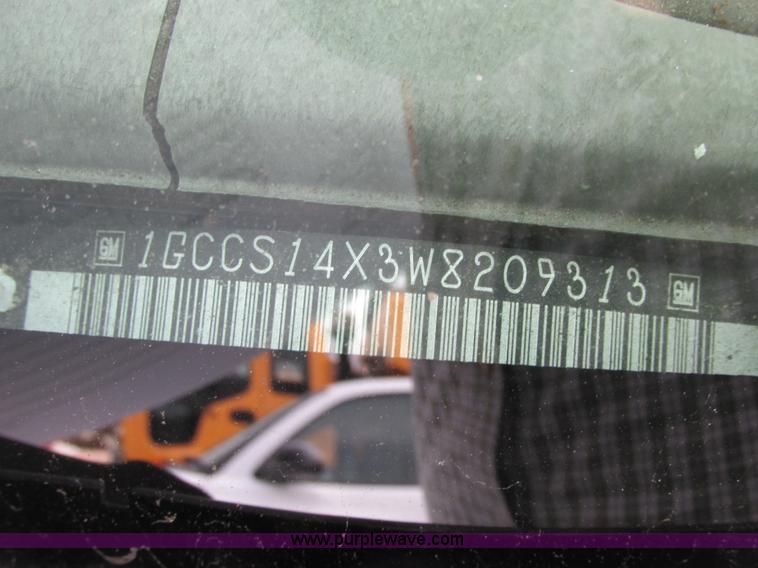 image for item E7128 1998 Chevrolet S10 pickup truck