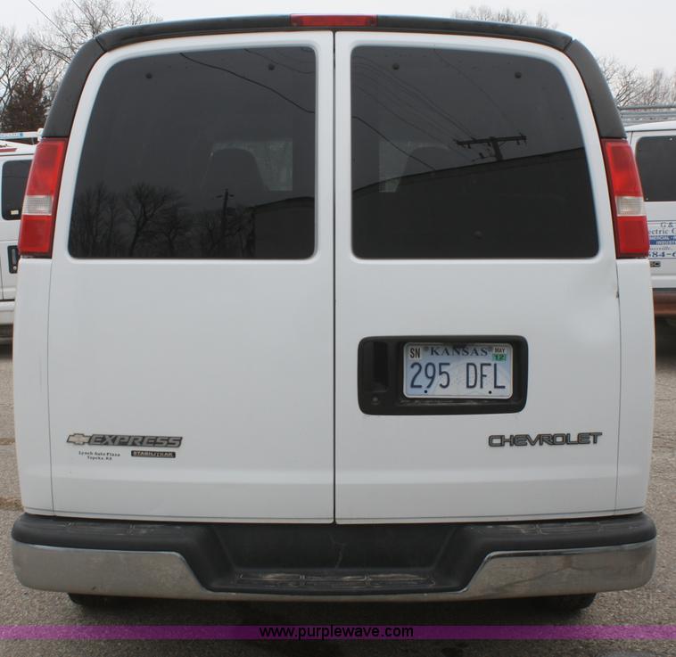 image for item F2811 2005 Chevrolet Express 3500 van