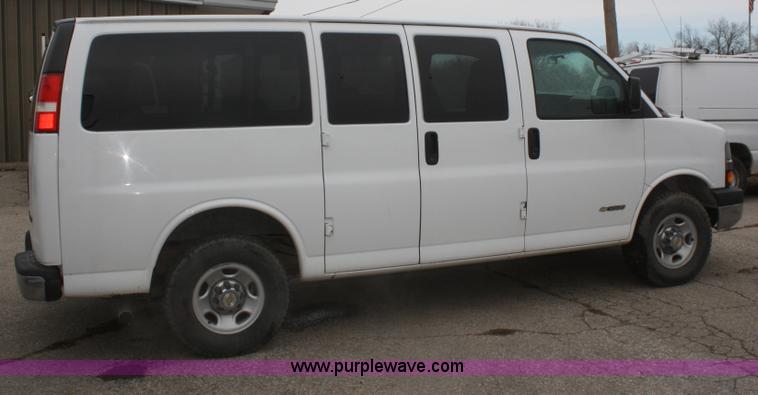 image for item F2811 2005 Chevrolet Express 3500 van