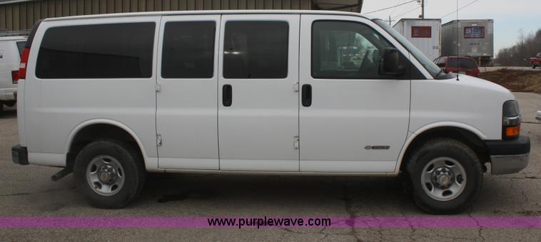 image for item F2811 2005 Chevrolet Express 3500 van