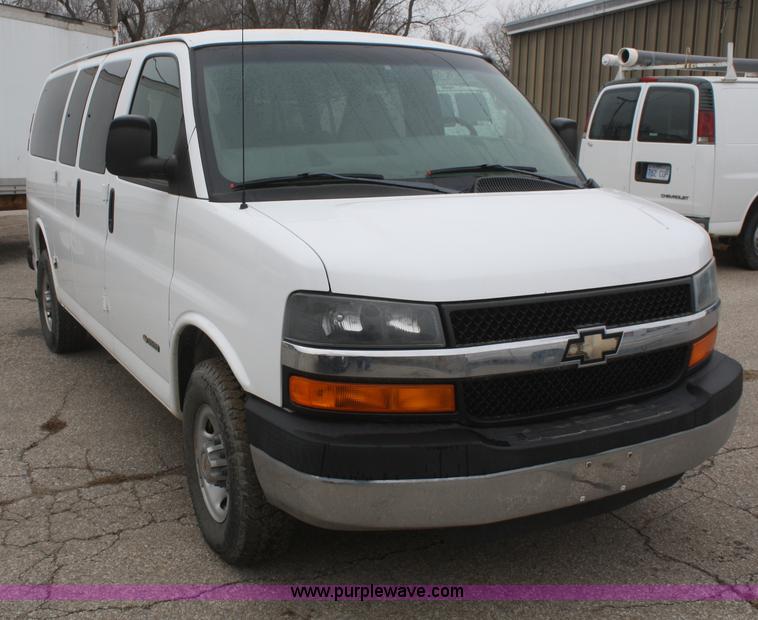 image for item F2811 2005 Chevrolet Express 3500 van