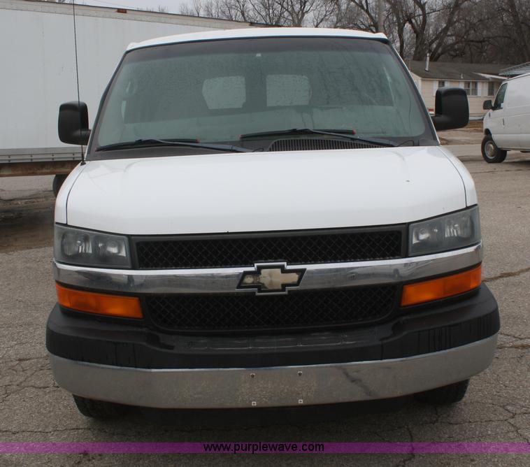 image for item F2811 2005 Chevrolet Express 3500 van