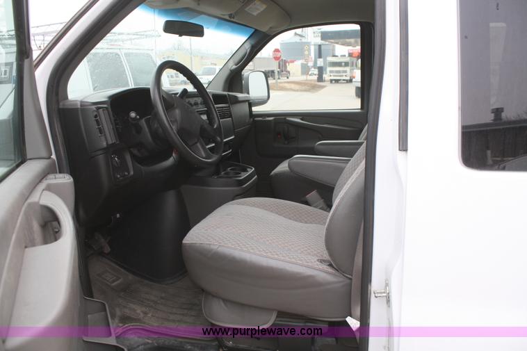 image for item F2811 2005 Chevrolet Express 3500 van