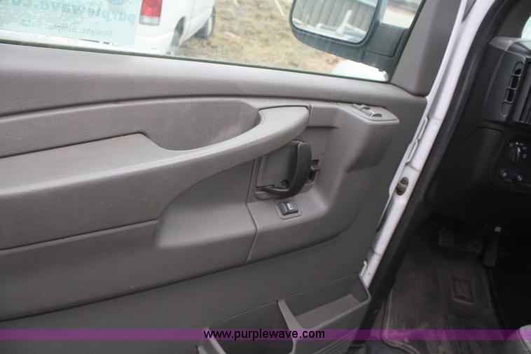 image for item F2811 2005 Chevrolet Express 3500 van
