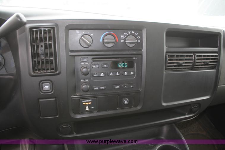 image for item F2811 2005 Chevrolet Express 3500 van