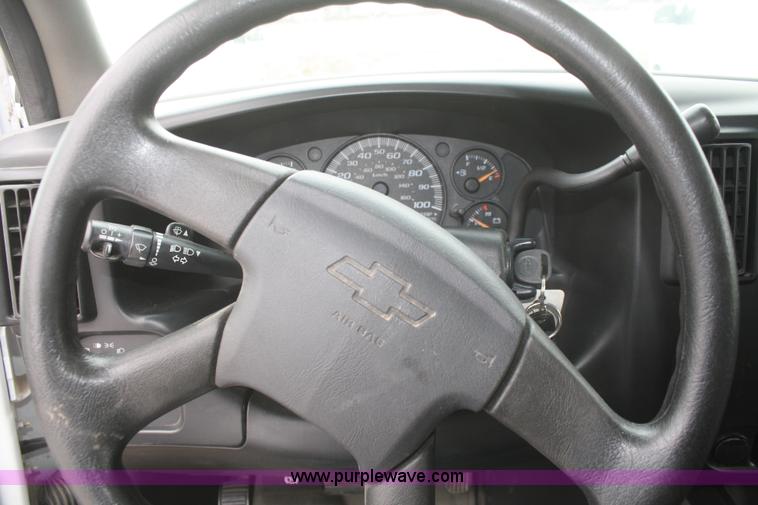 image for item F2811 2005 Chevrolet Express 3500 van
