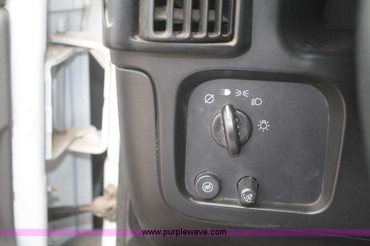 image for item F2811 2005 Chevrolet Express 3500 van