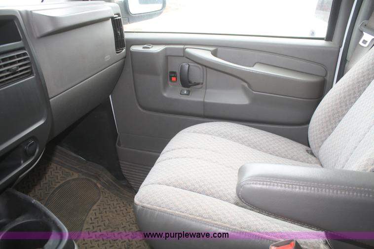 image for item F2811 2005 Chevrolet Express 3500 van