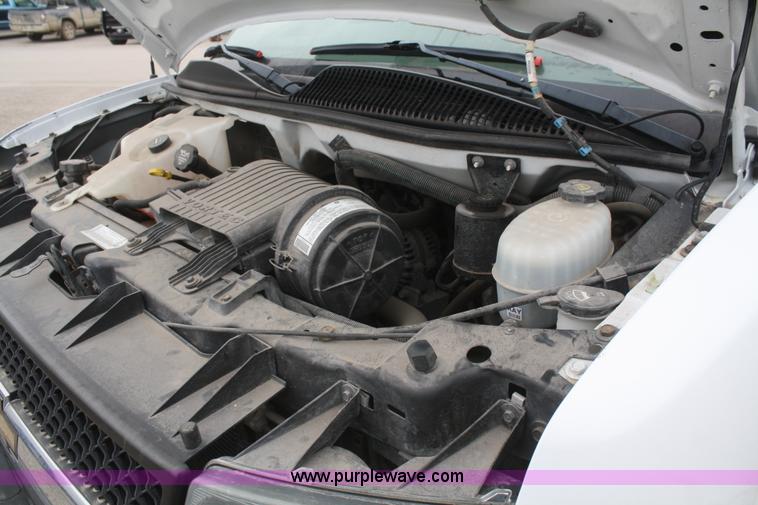 image for item F2811 2005 Chevrolet Express 3500 van