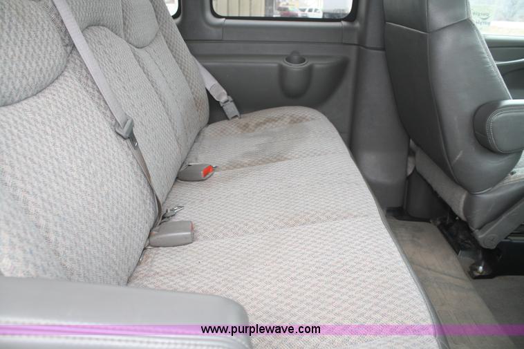 image for item F2811 2005 Chevrolet Express 3500 van