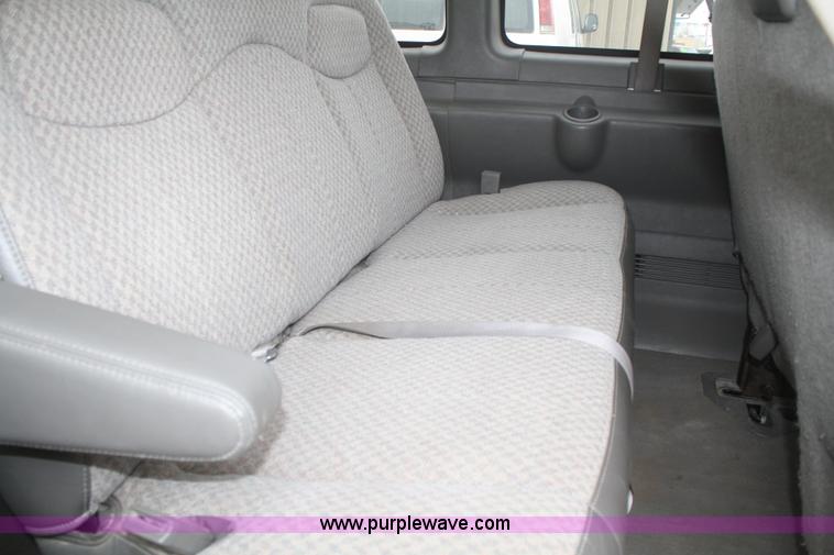 image for item F2811 2005 Chevrolet Express 3500 van