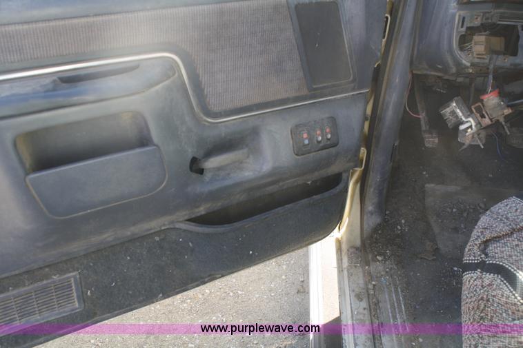 image for item F2882 1991 Ford F350 XLT Crew Cab utility truck