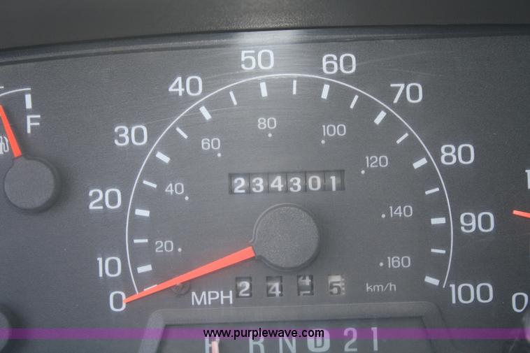 image for item F2883 2000 Ford F250 Crew Cab pickup truck