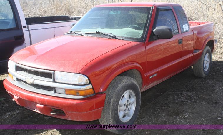 image for item F2884 2001 Chevrolet S10 LS Ext. Cab pickup truck