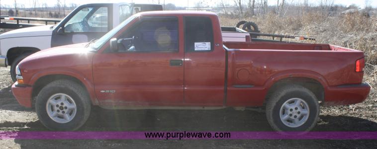 image for item F2884 2001 Chevrolet S10 LS Ext. Cab pickup truck