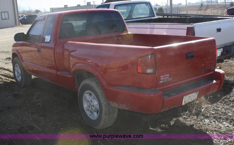 image for item F2884 2001 Chevrolet S10 LS Ext. Cab pickup truck